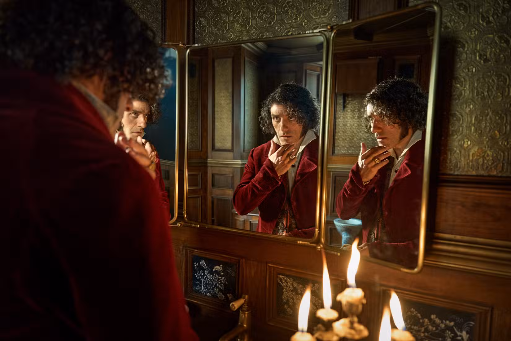 Oscaar Isaac está na frente de um espelho em Frankenstein