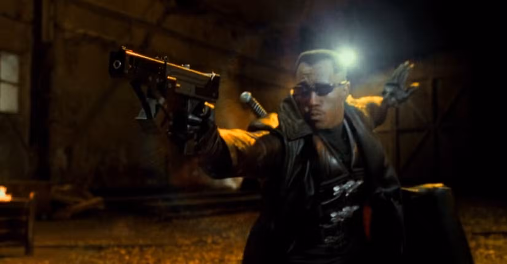 Em uma cena do início de Blade II, Blade (Wesley Snipes) brande uma de suas armas após pular de um prédio e executar um pouso perfeito.