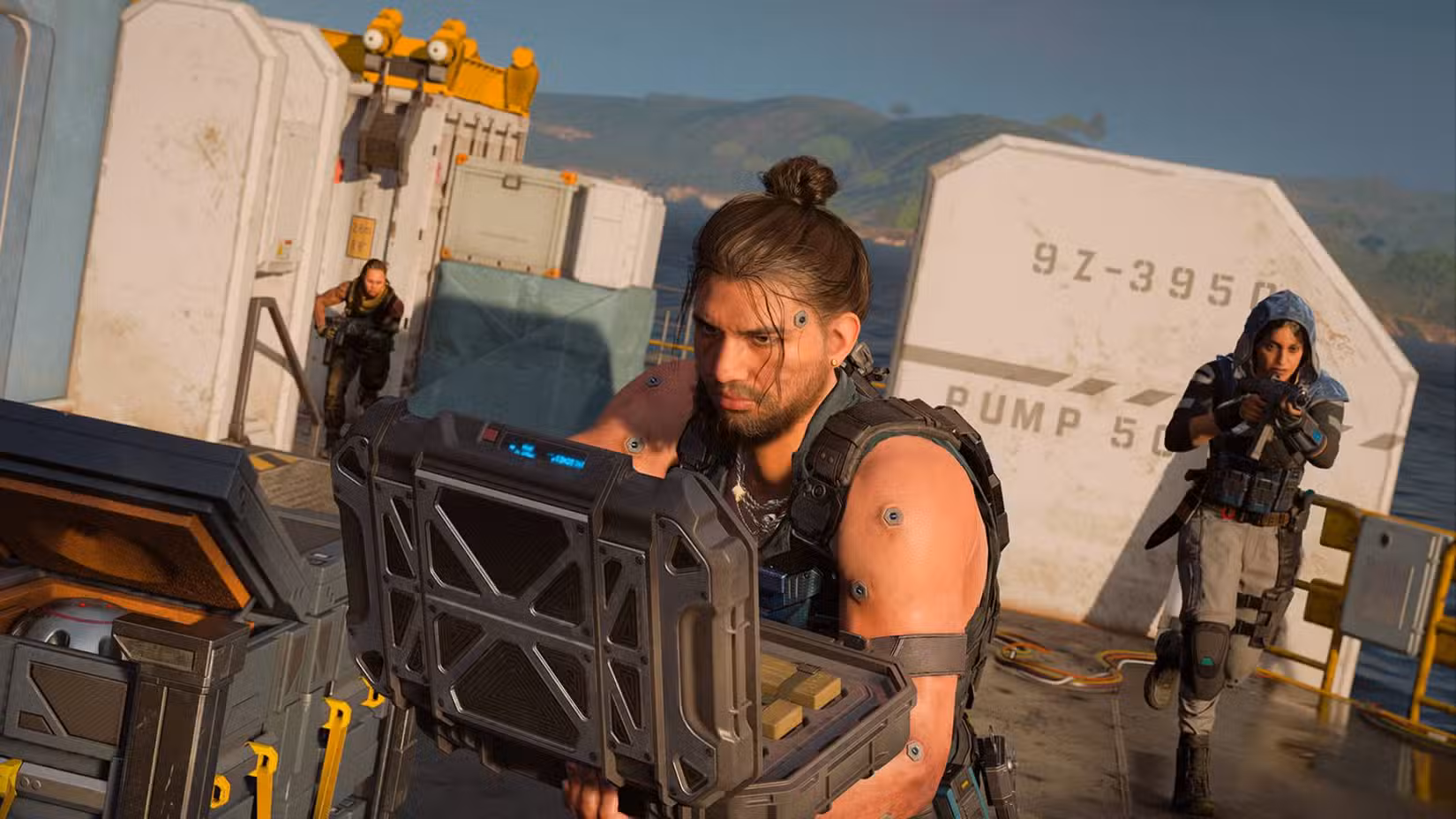 Um soldado em Black Ops 7 segurando uma pasta aberta com mais dois soldados atrás dele correndo.