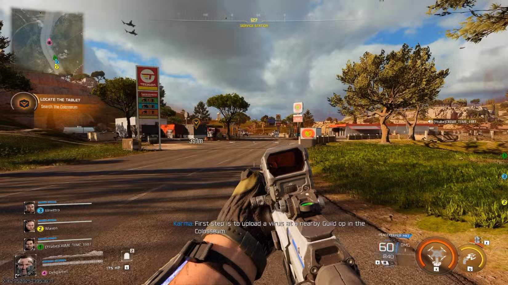 O jogador de Black Ops 7 em Avalon, olhando para um posto de gasolina.