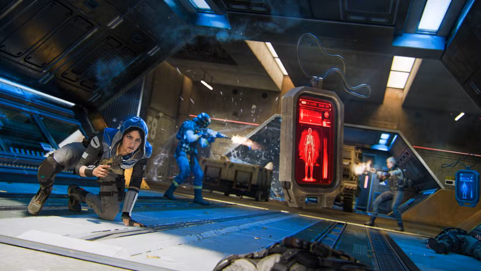 Uma dogtag vermelha flutuando acima de um cadáver em Kill Confirmed em Black Ops 7, com um soldado correndo para pegá-lo.