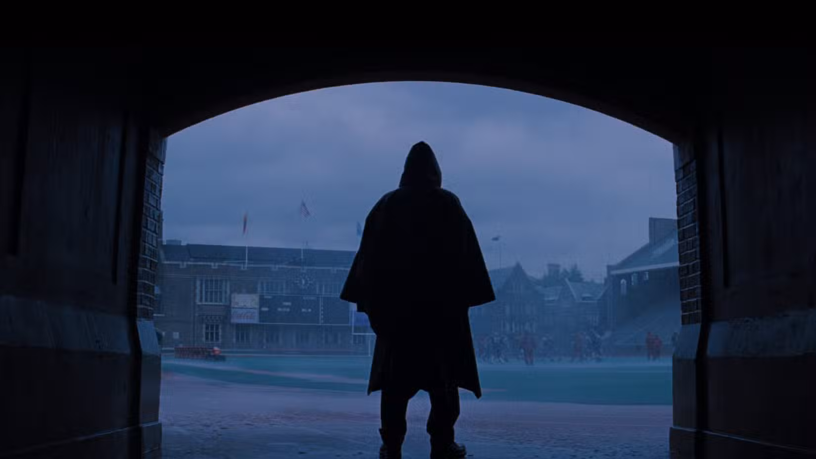 Bruce Willis (David Dunn) parado na chuva com uma capa de chuva de Unbreakable