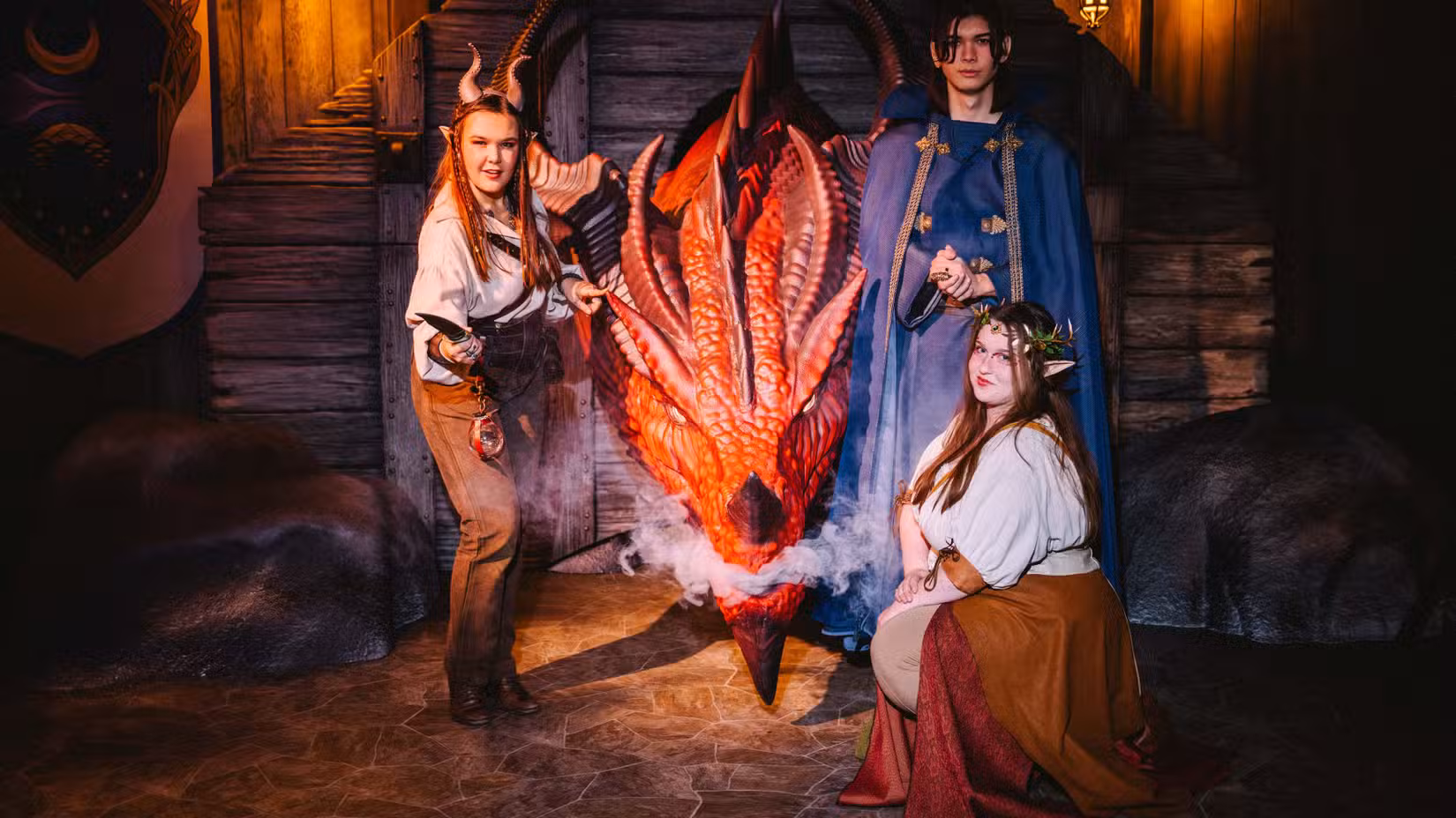 Atores de Dungeons & Dragons: The Immersive Quest ficam ao redor da cabeça fumegante do dragão vermelho Ashardalon