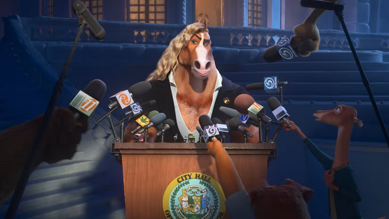 O prefeito Winddancer, um garanhão de aparência musculosa e crina dourada esvoaçante, dá uma entrevista coletiva em Zootopia 2