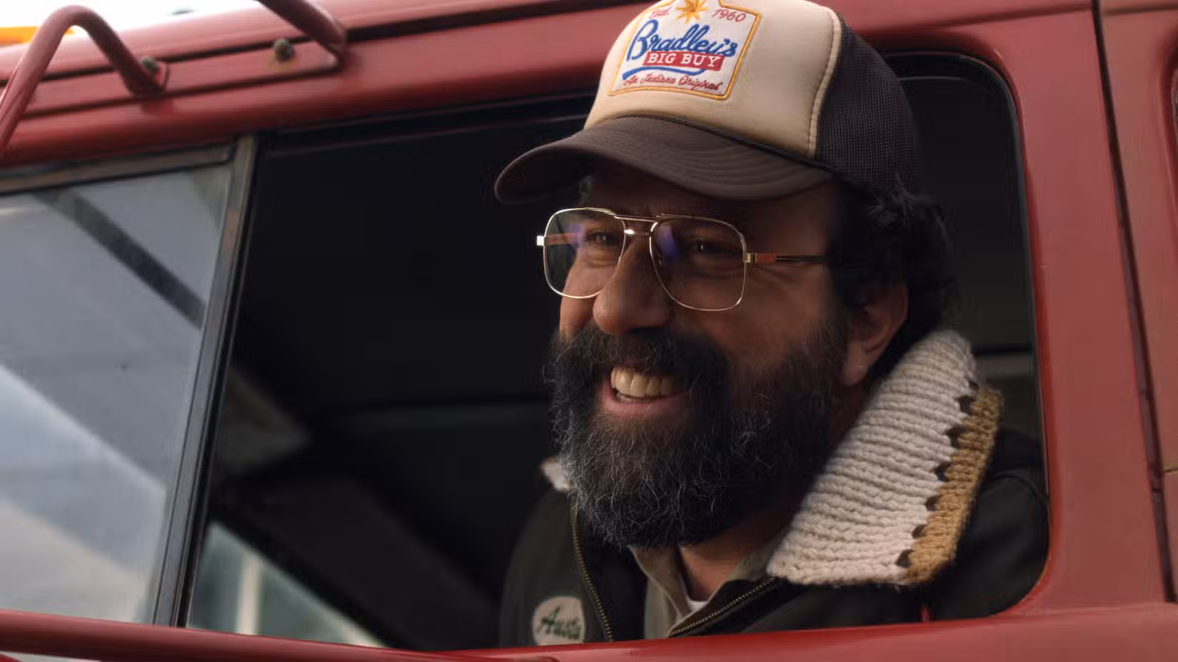 Brett Gelman como Murray Bauman olha pela janela de sua caminhonete e sorri na 5ª temporada de Stranger Things