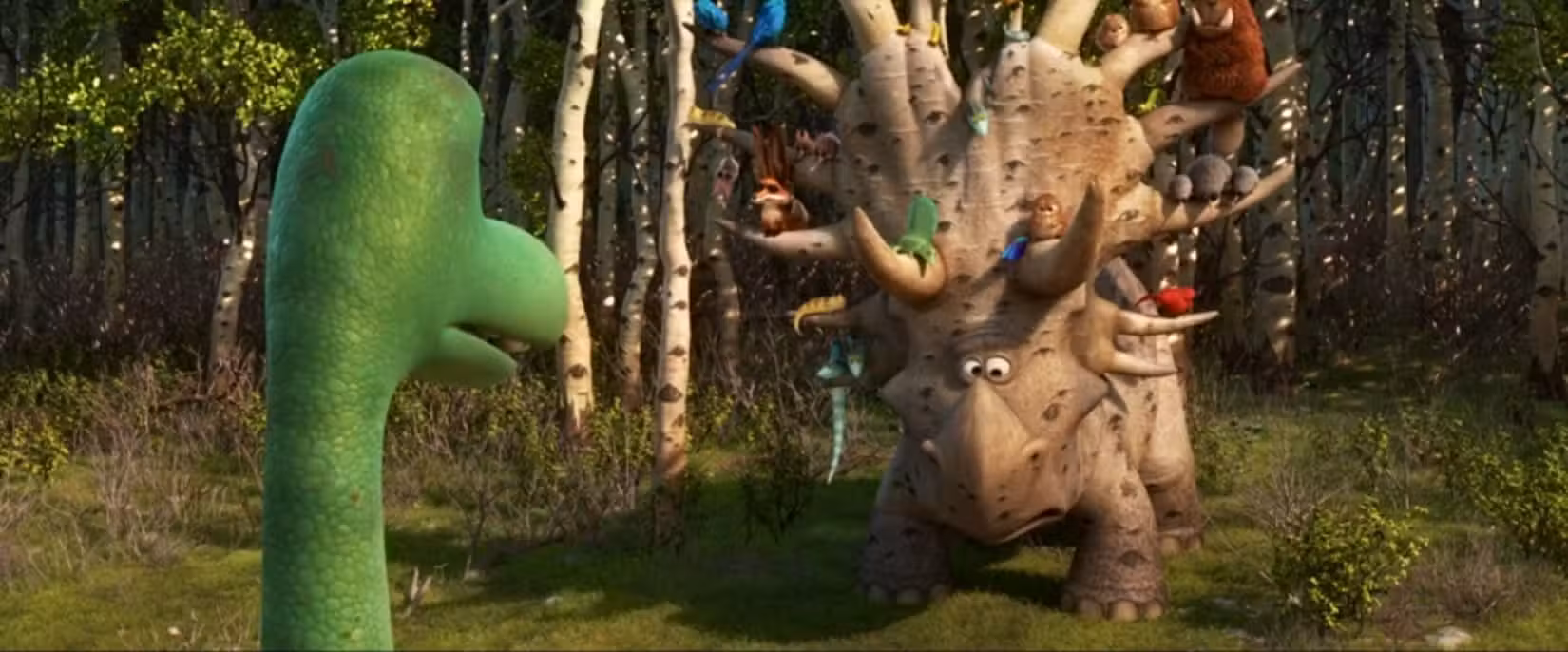 Em uma cena de O Bom Dinossauro da Pixar, Arlo, um jovem dinossauro verde, encontra um excêntrico dinossauro mais velho com pequenas criaturas vivendo em seus chifres.