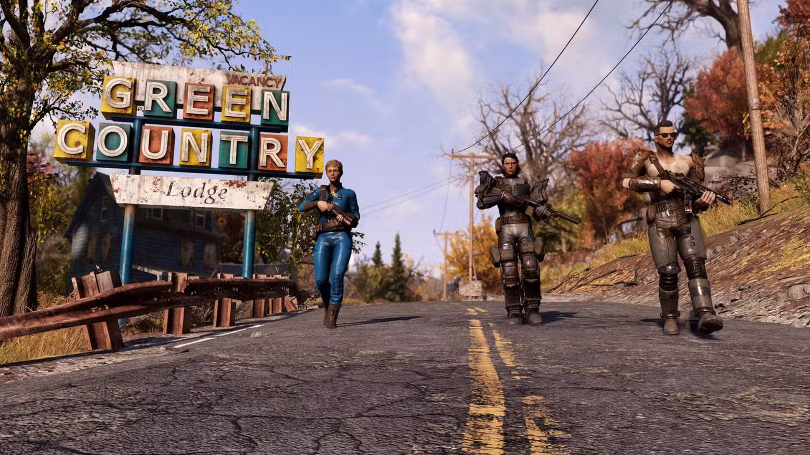 Três jogadores do Fallout 76 caminham em direção à câmera, com a placa do Green Country Lodge atrás deles.