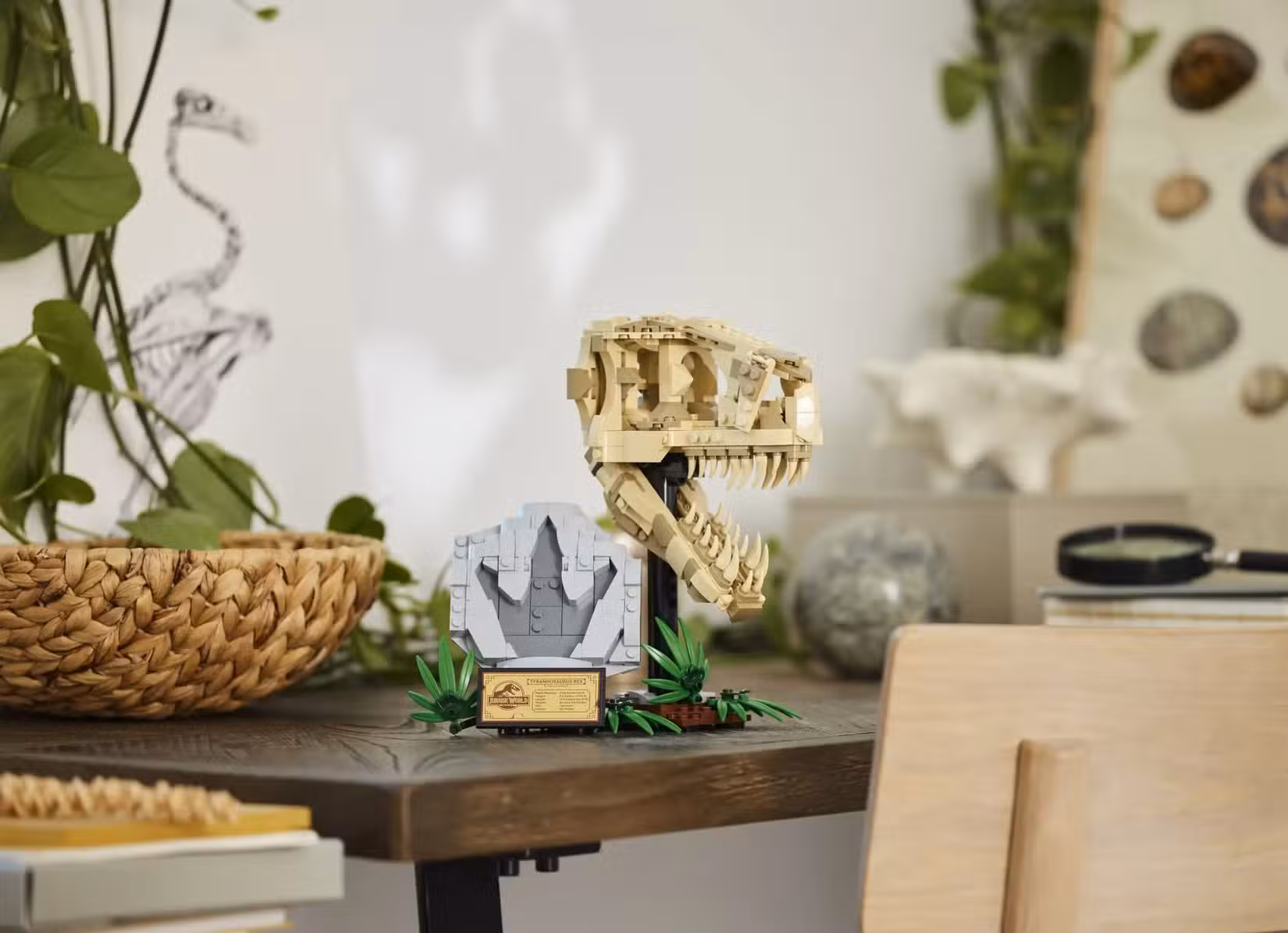 Crânio de Lego T Rex em uma mesa