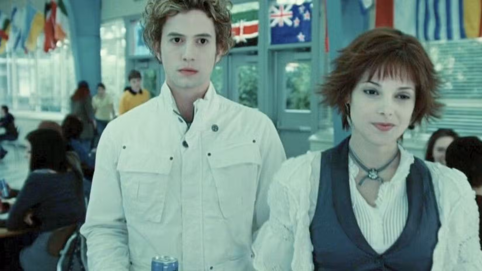 Jasper e Alice (Jackson Rathbone e Alice Greene) caminham lado a lado em uma lanchonete. 