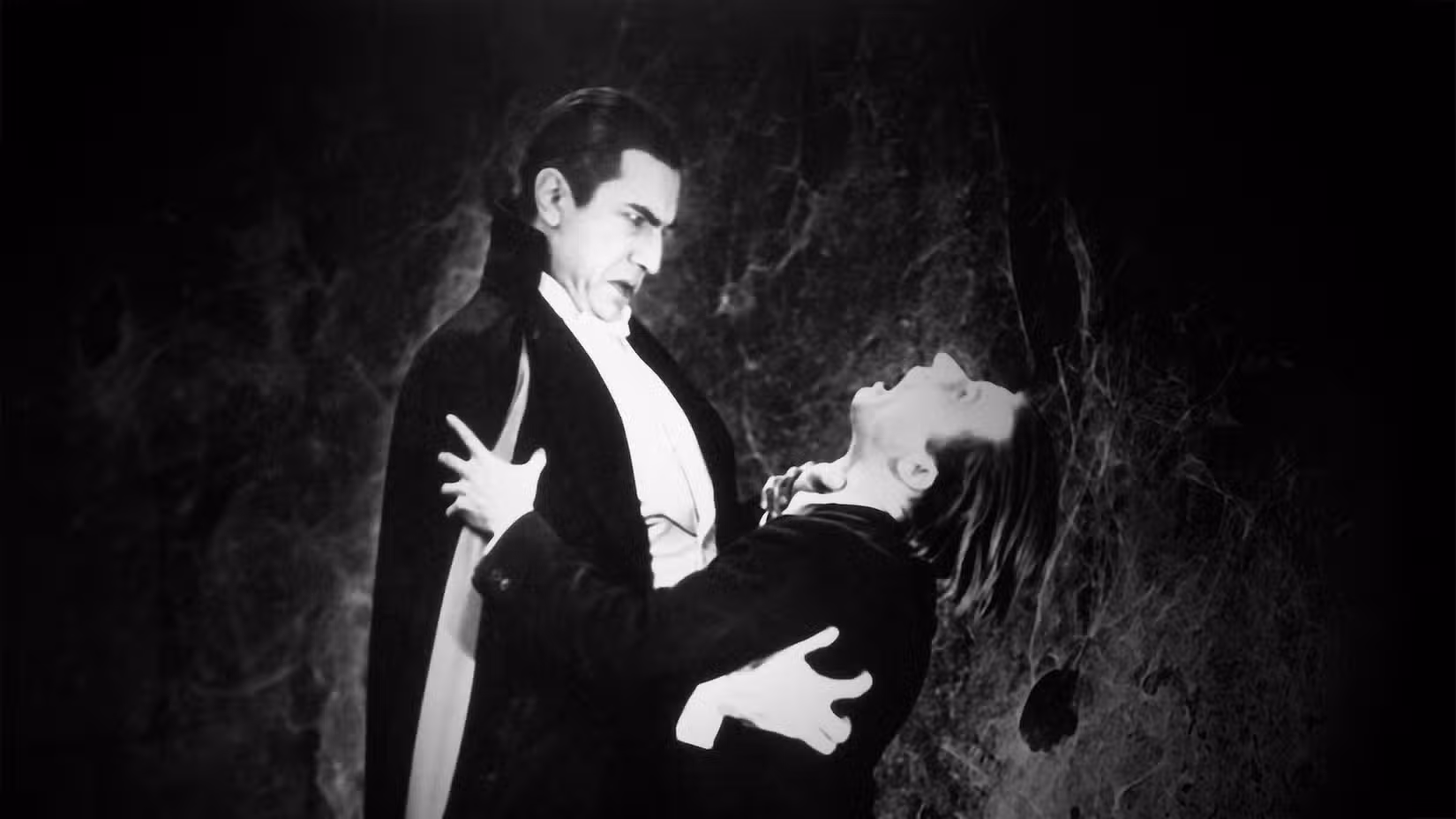 Bela Lugosi como Drácula estrangula outro homem no Drácula de 1931