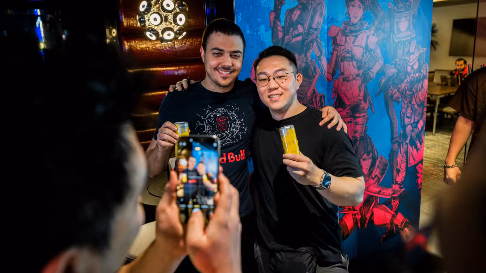 Hal tira uma foto com um fã.