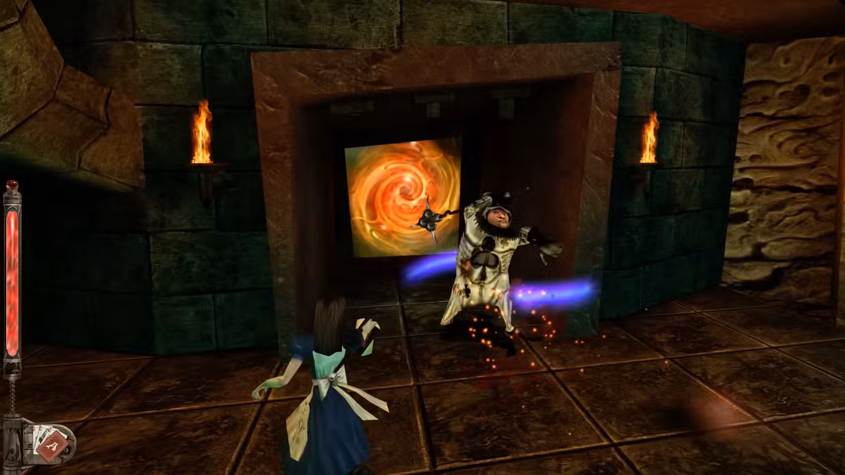 Alice entra em combate com um dos Guardas de Cartas da Rainha Vermelha.