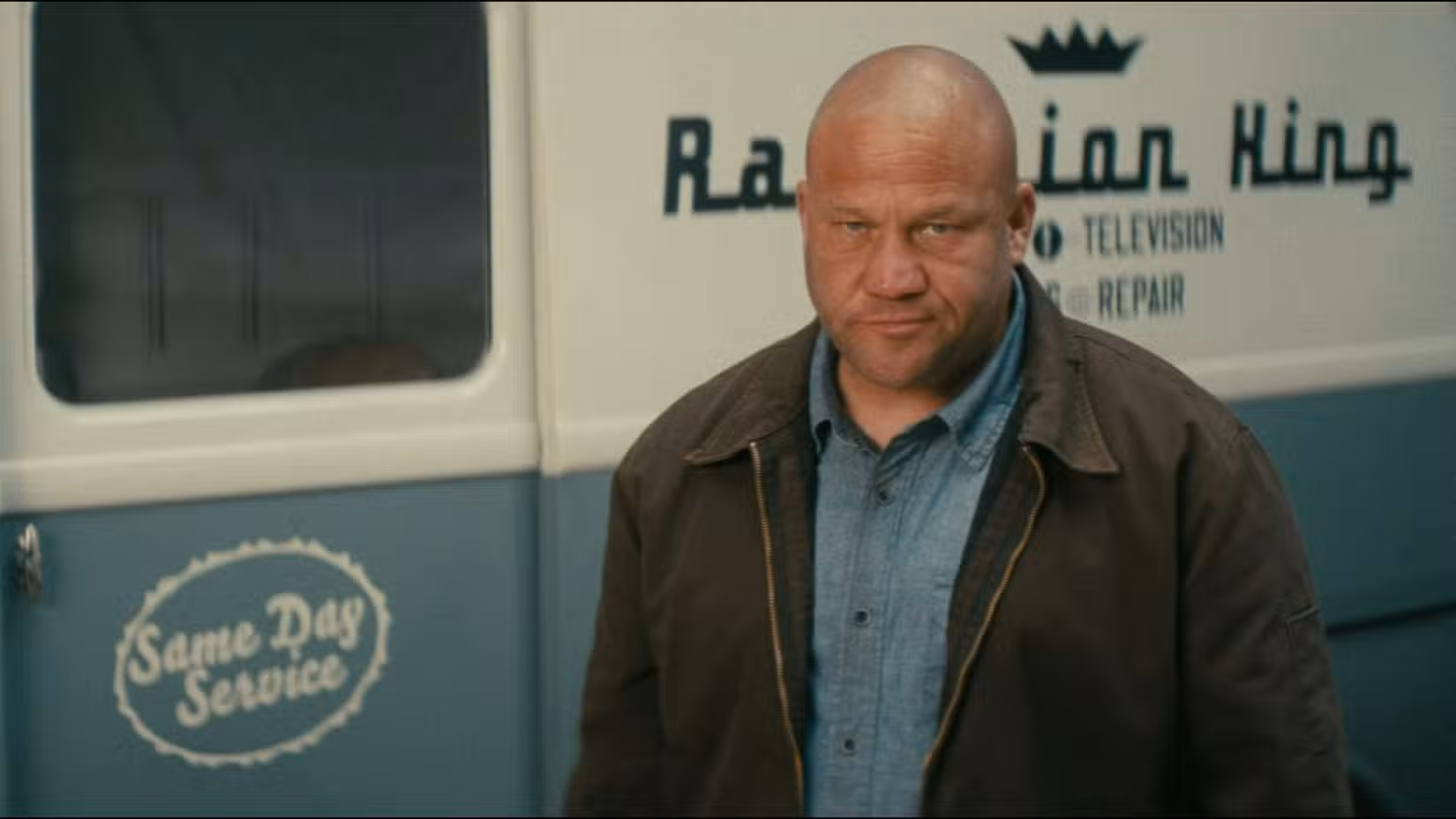 Um homem parado na frente de uma van Radiation King na 2ª temporada de Fallout.