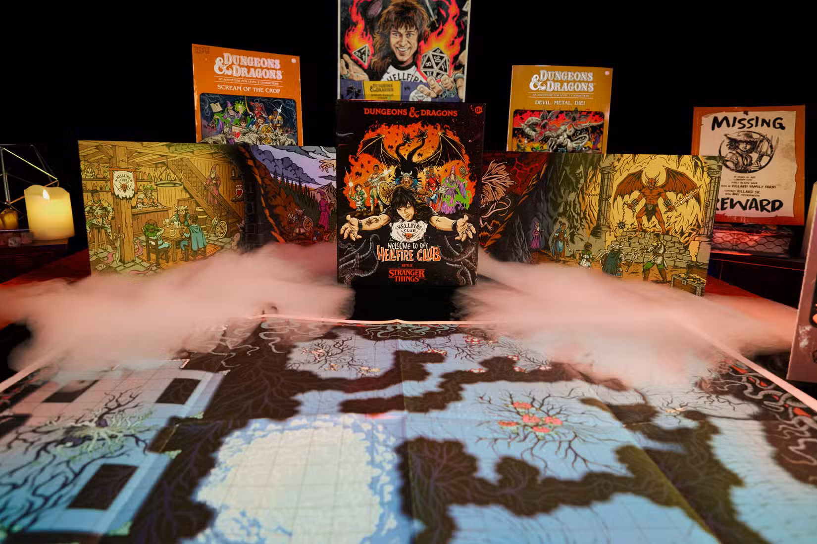 Os componentes de Stranger Things Welcome to the Hellfire Club incluem livros no estilo dos anos 80 e um mapa.