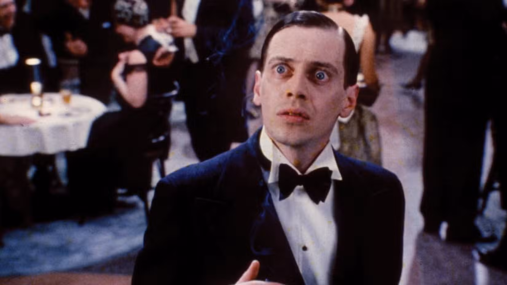 Steve Buscemi como um gângster de baixo nível em uma cena de Miller's Crossing