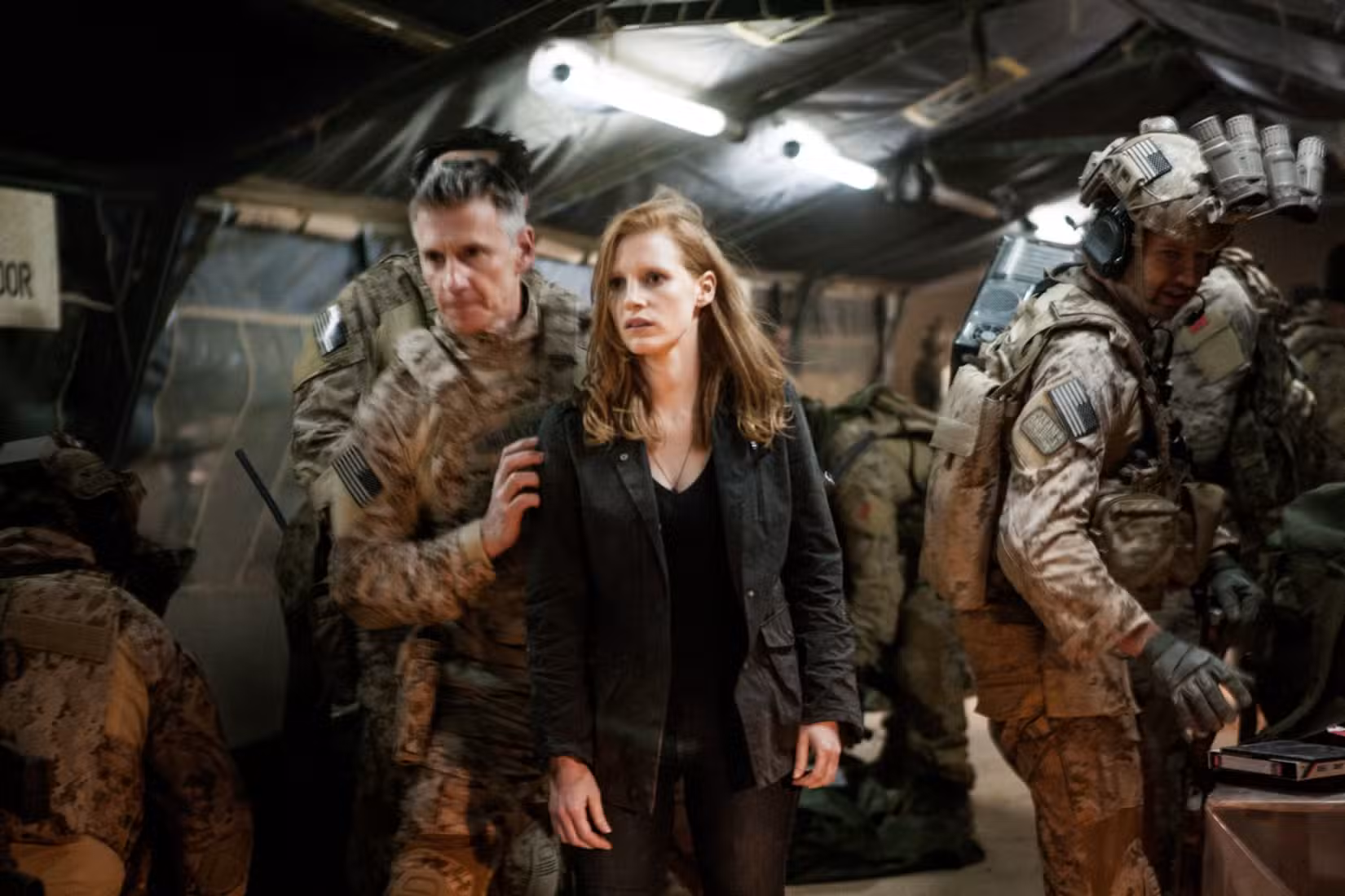 Maya (Jessica Chastain) é expulsa de um helicóptero militar em Zero Dark Thirty