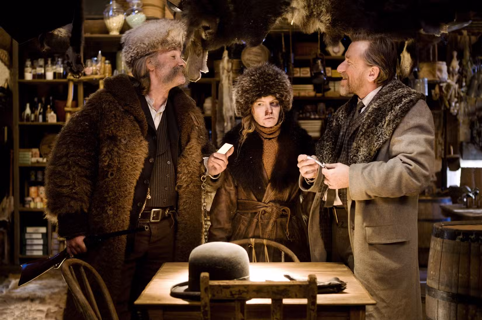 Kurt Russell, Jennifer Jason Leigh e Tim Roth brigam em uma cabana de madeira em The Hateful Eight