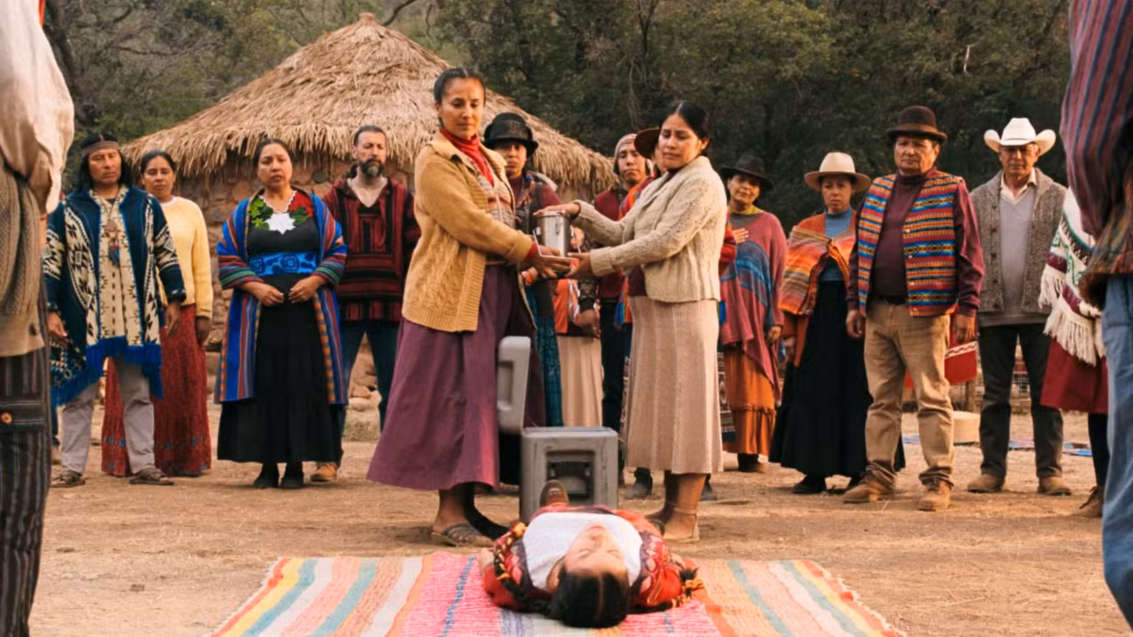 Kusimayu (Darinka Arones) está deitada em um cobertor multicolorido. Acima dela estão duas mulheres, segurando uma vasilha de metal contendo o vírus da mente coletiva. Ao redor deles está toda a sua aldeia no Peru, todos usando chapéus e trajes peruanos.