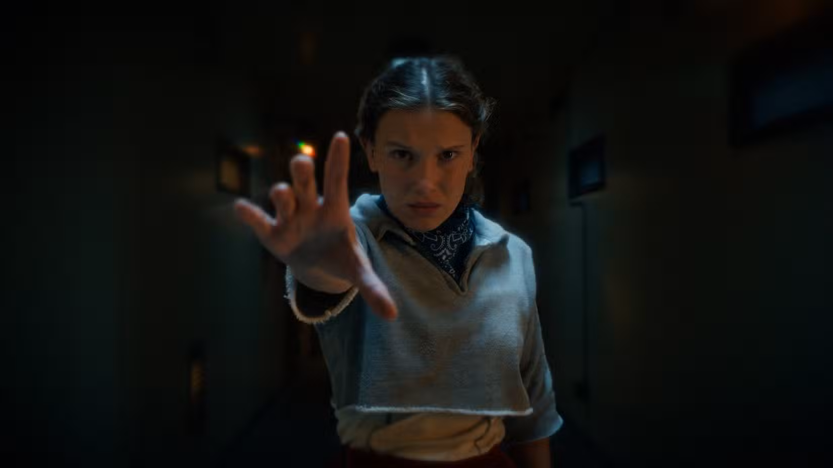 Onze (Millie Bobby Brown) vestida com roupas de ginástica estende a mão para usar seus poderes na 5ª temporada de Stranger Things