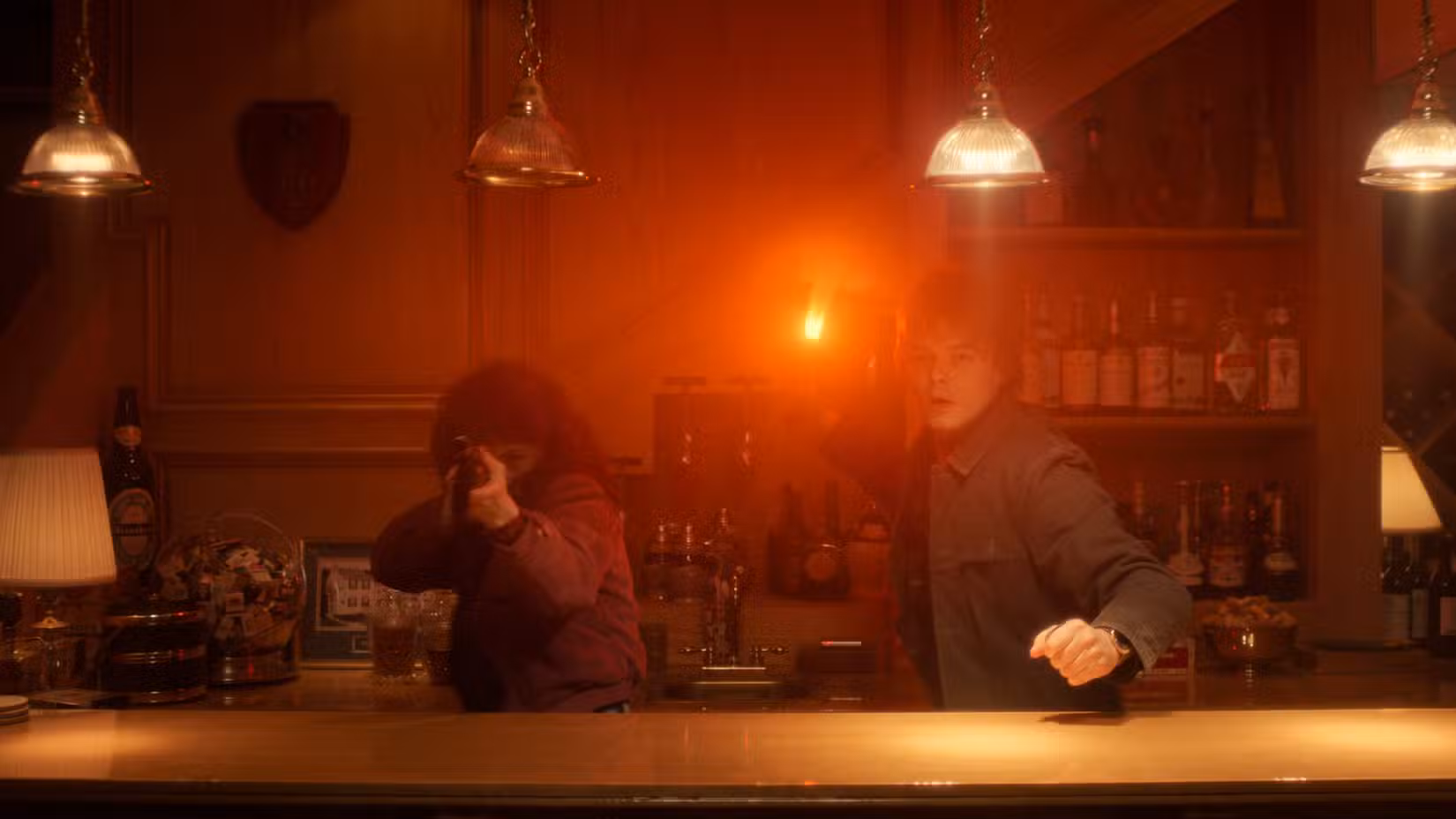 Nancy Wheeler (Natalia Dyer) aponta uma espingarda enquanto Jonathan Byers (Charlie Heaton) joga um coquetel molotov no porão da casa dos Turnbow na 5ª temporada de Stranger Things
