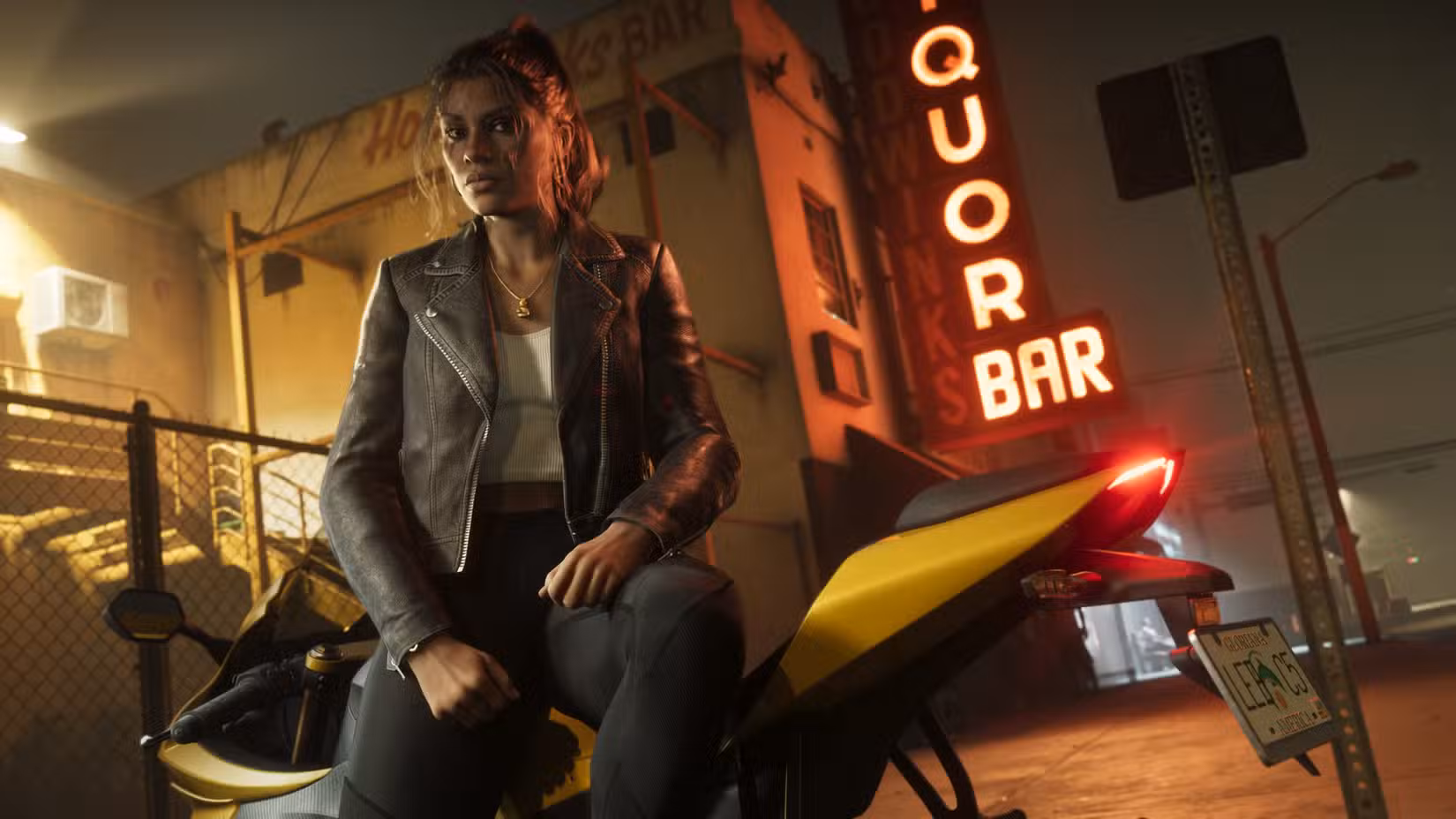 Lucia Caminos aparece em uma motocicleta do lado de fora de um bar em uma foto de Grand Theft Auto 6