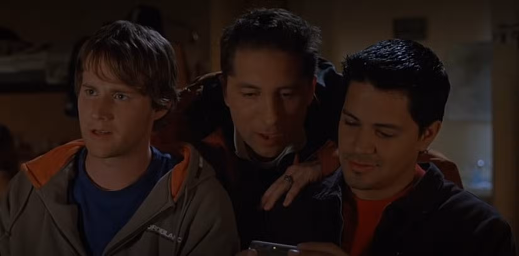 Três jovens idiotas ficam boquiabertos com a promessa de europeus sexualmente promíscuos em uma cena de união do filme de 2006 de Eli Roth, Hostel.