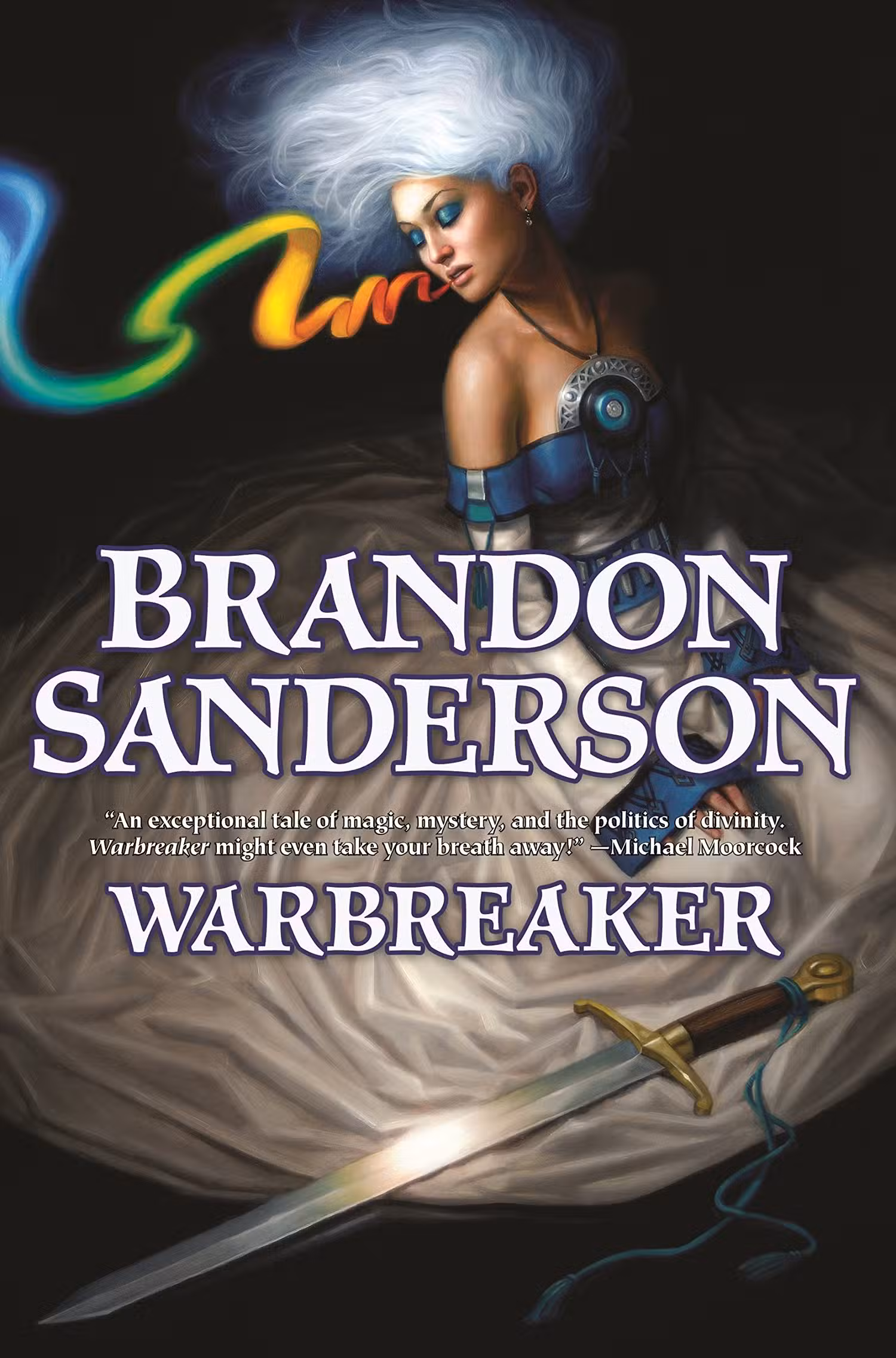 A capa de Warbreaker, de Brandon Sanderson, mostrando uma mulher de cabelos brancos ajoelhada ao lado de uma espada, uma fita em tons de arco-íris saindo de sua boca