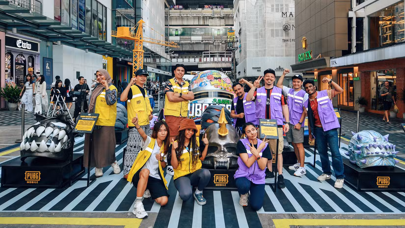 criadores do pubg mobile uau posando juntos.