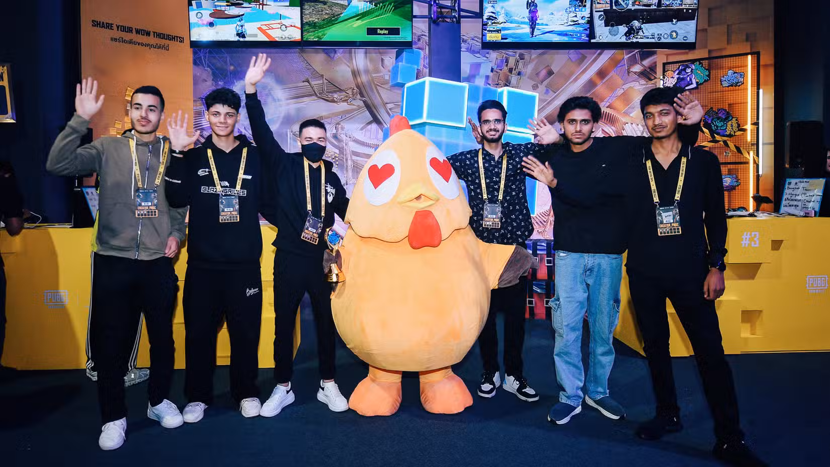 criadores do pubg mobile posando com um mascote.
