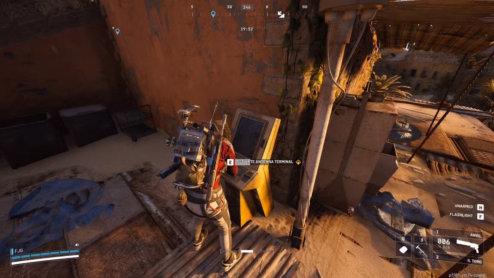 O jogador interagindo com o terminal de antena no telhado da Torre Vermelha em Arc Raiders.