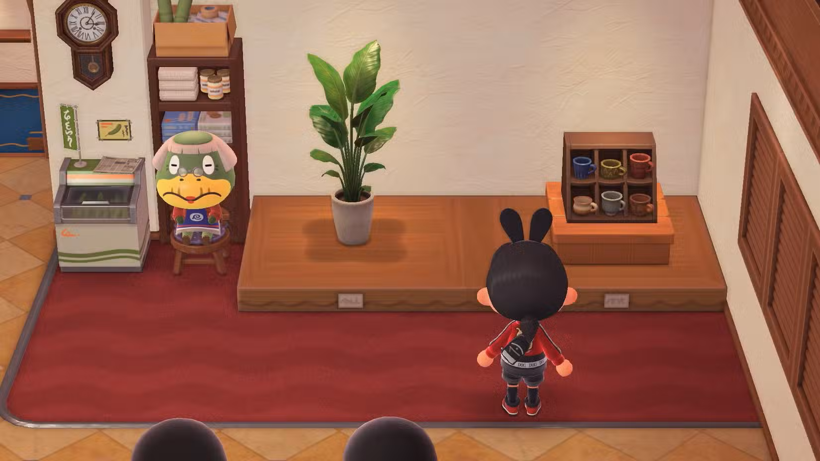 Um personagem de Animal Crossing olha os produtos da loja da vovó em Animal Crossing: New Horizons