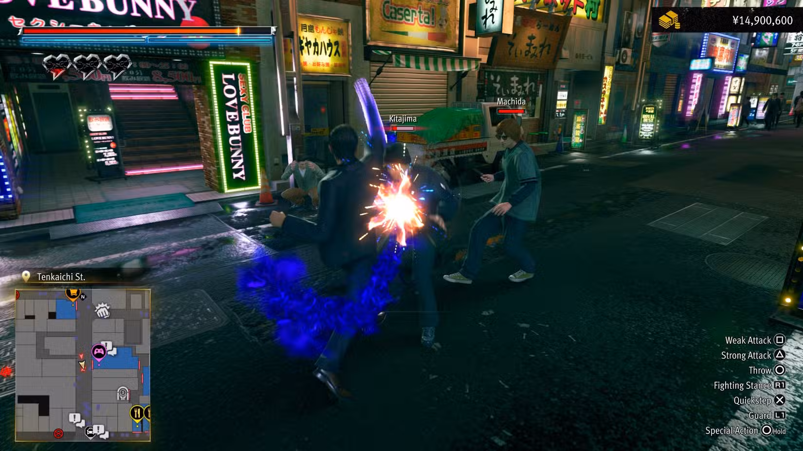 Mine realizando um combo em Yakuza Kiwami 3