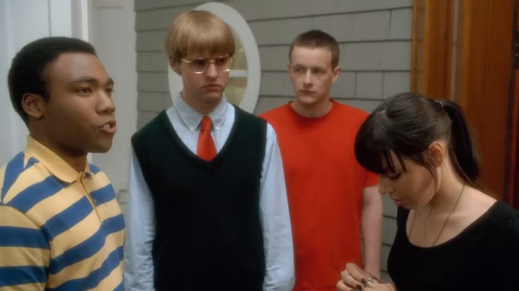 Jason (Donald Glover) e seus amigos do Mystery Team conversam com Kelly (Aubrey Plaza), cujo assassinato dos pais eles estão tentando resolver em Mystery Team (2009)