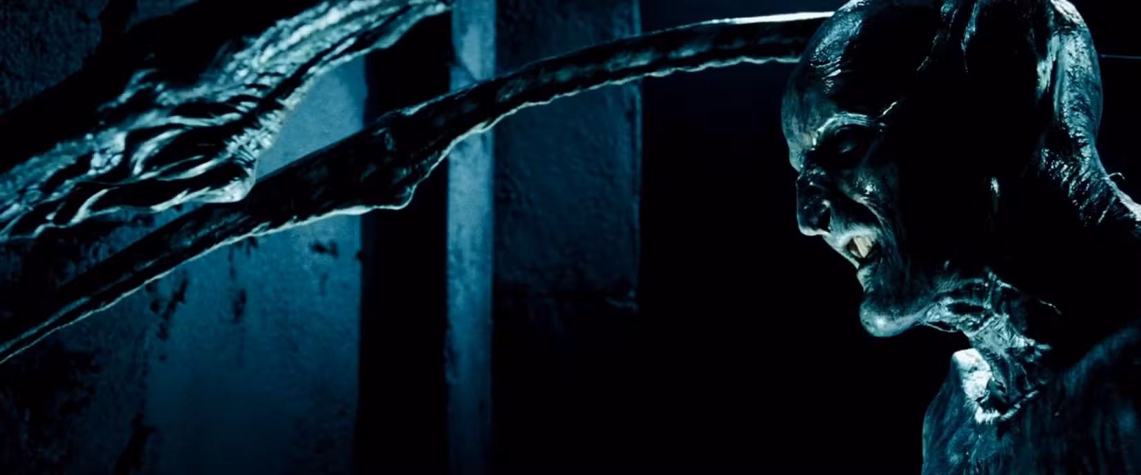 Marcus, o poderoso vilão vampiro de Underworld: Evolution, estende suas asas para empalar um inimigo fora da tela nesta cena do filme de vampiro/lobisomem.