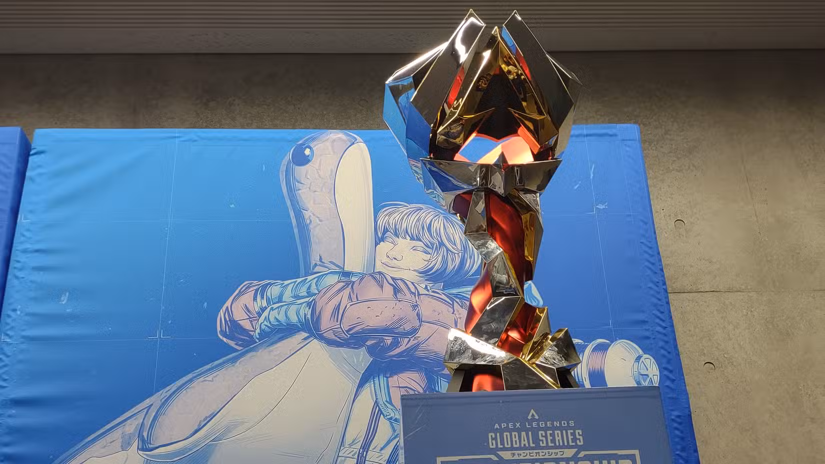 O ALGS Year 6 Championship Trophy fica no pódio antes da coletiva de imprensa pós-jogo.