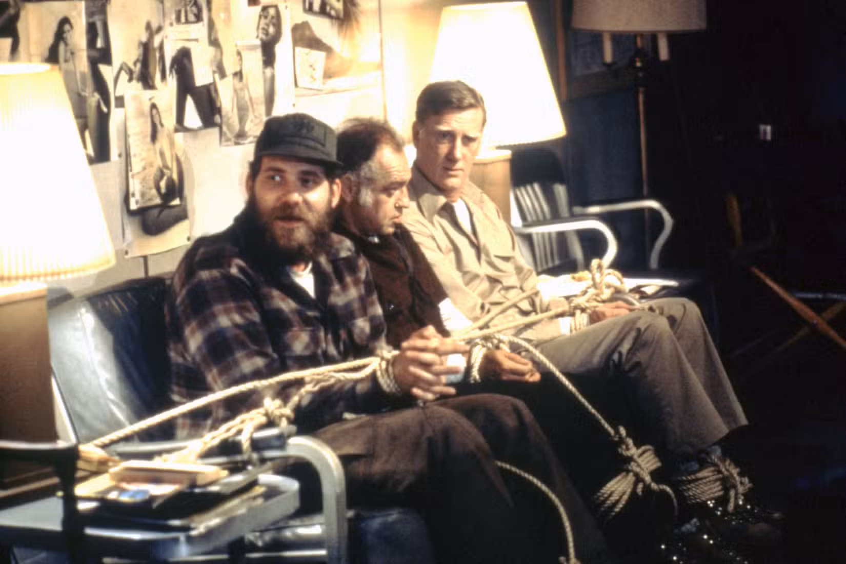 MacReady amarra os pesquisadores para o exame de sangue em The Thing de 2011