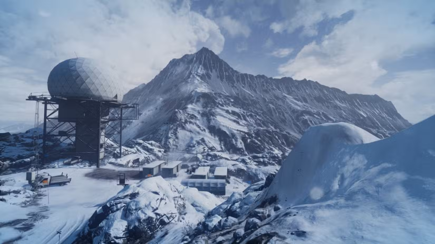 A cordilheira nevada com uma instalação em primeiro plano nas Montanhas Alborz em Battlefield 3.
