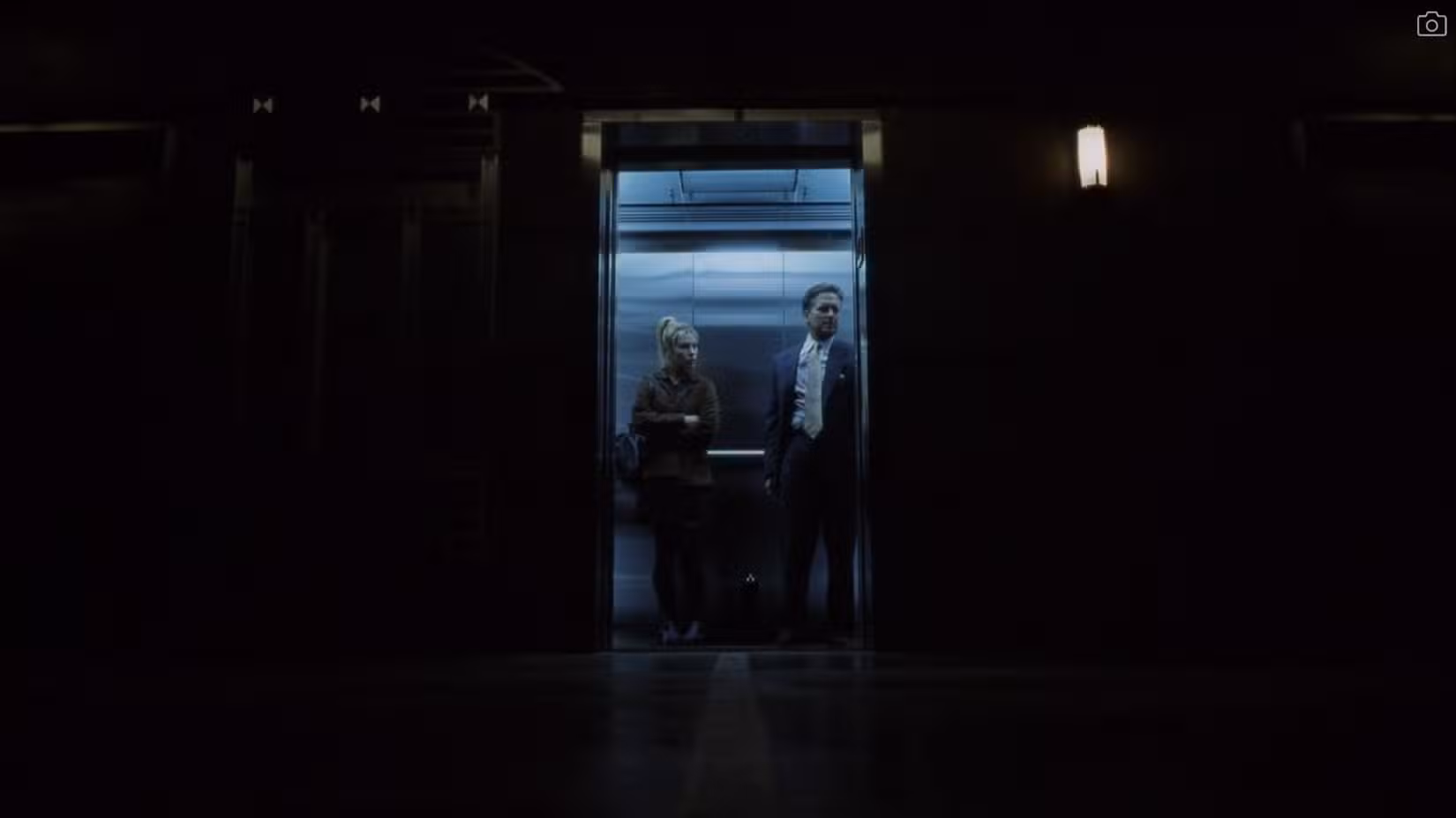 Em uma impressionante cena de The Game, de David Fincher, Michael Douglas e Deborah Kara Unger estão em um elevador com luz azul, cercados pela escuridão