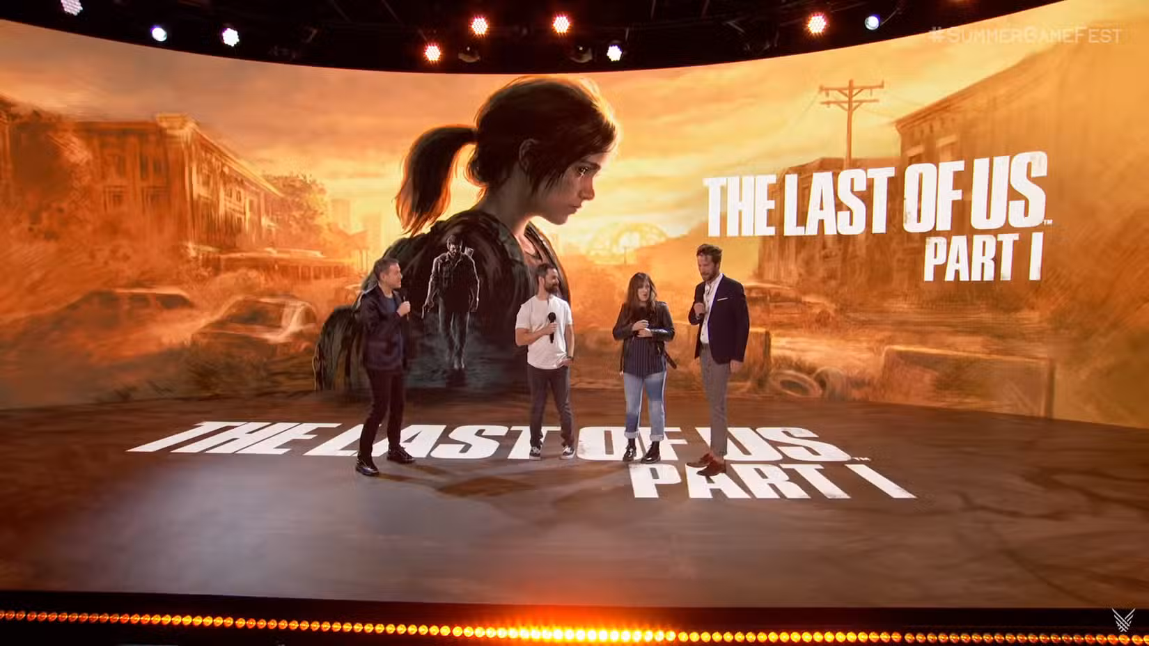 Geoff Keighley está com Neil Druckmann, Ashley Johnson e Troy Baker no palco do Summer Game Fest para um segmento sobre The Last of Us Part I.