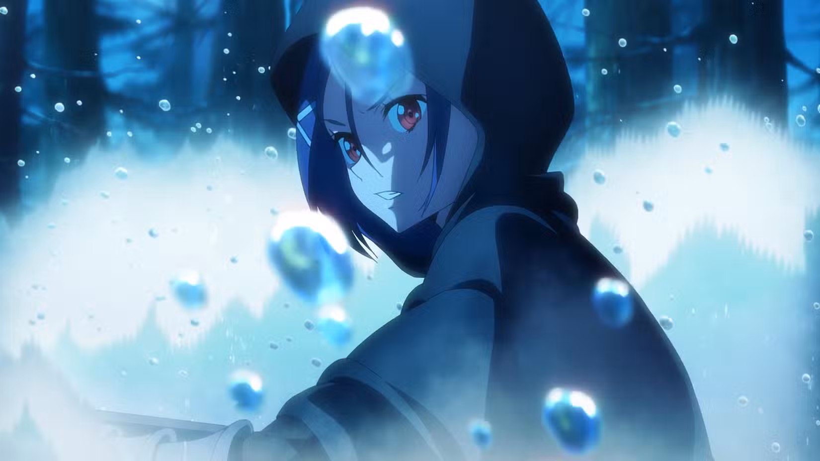 Um personagem de anime encapuzado está em um respingo de água com gotículas penduradas no ar ao seu redor em Sword Art Online Progressive: Scherzo of Deep Night