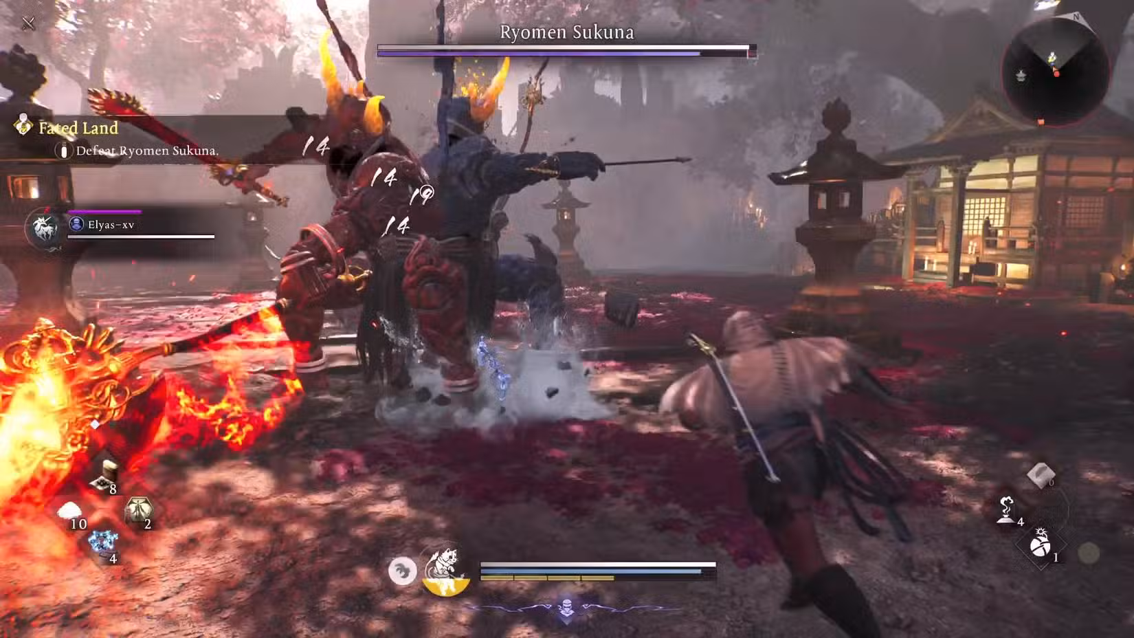 O jogador em Nioh 3 em uma luta de chefe contra Ryomen Sukuna, um inimigo de dois corpos com uma metade vermelha para os ataques de fogo e a outra metade azul para o gelo.