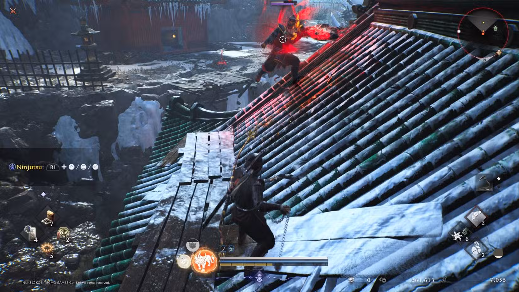 O jogador luta contra um inimigo em Nioh 3 usando um ataque explosivo.