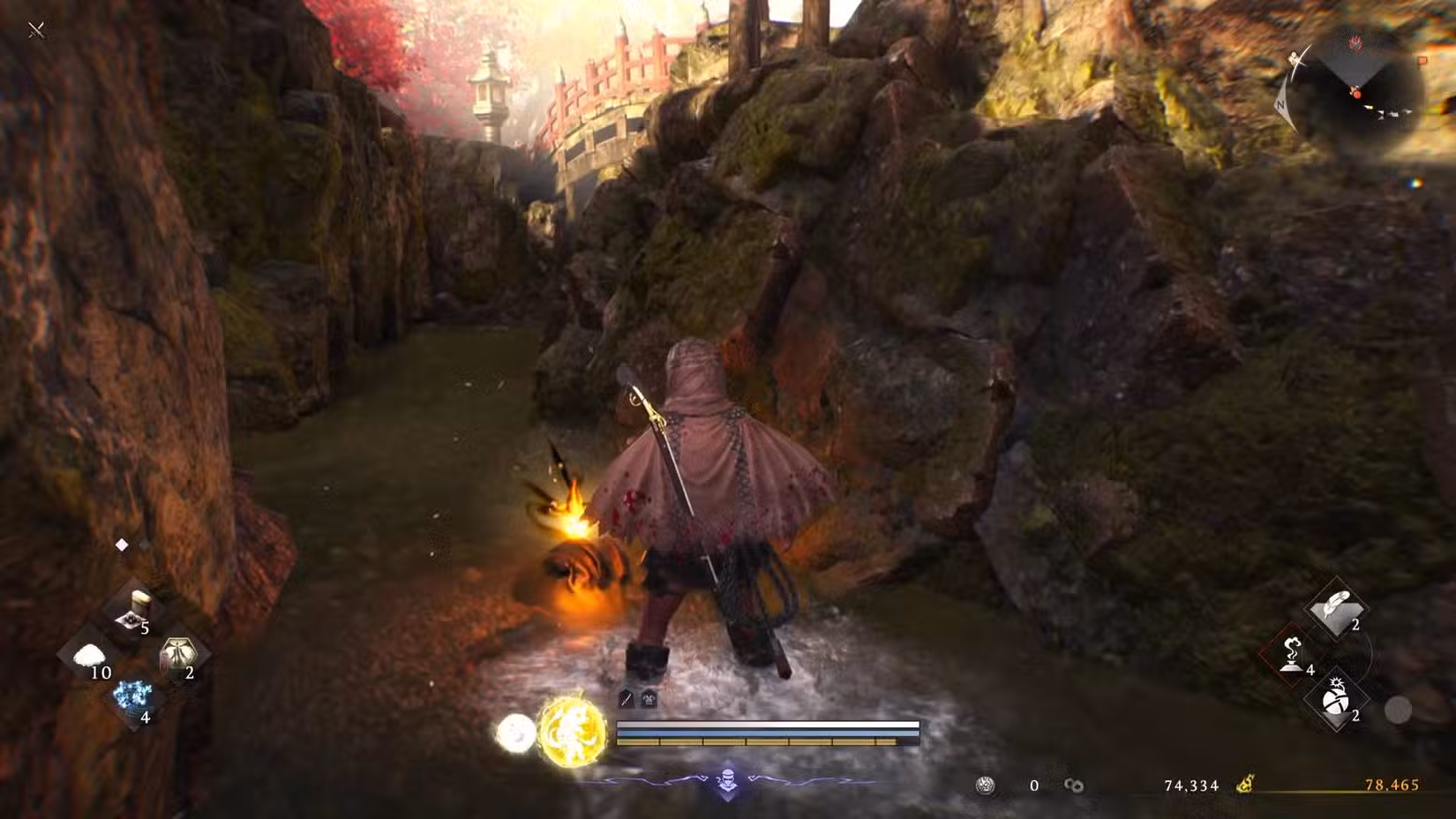 O jogador parado ao lado de um cadáver em Nioh 3 com itens saqueados.