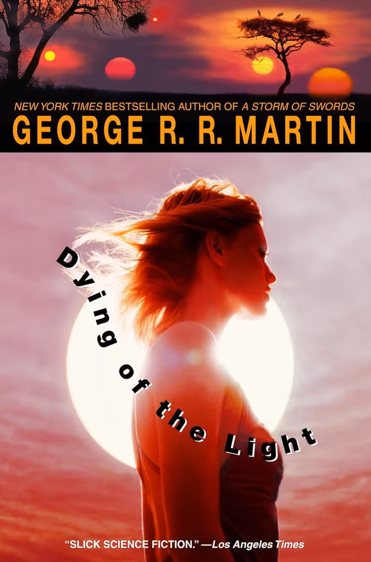 Uma capa de audiolivro horrível para Dying of the light, de George RR Martin, com uma mulher delineada contra um sol e uma imagem inserida acima que parece uma planície africana com cinco sóis de vários tamanhos