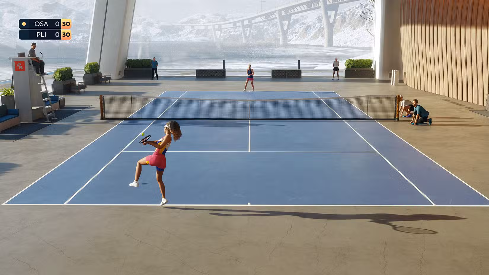 Naomi Osaka prestes a acertar um backhand de duas mãos em uma captura de tela do jogo TopSpin 2K25.