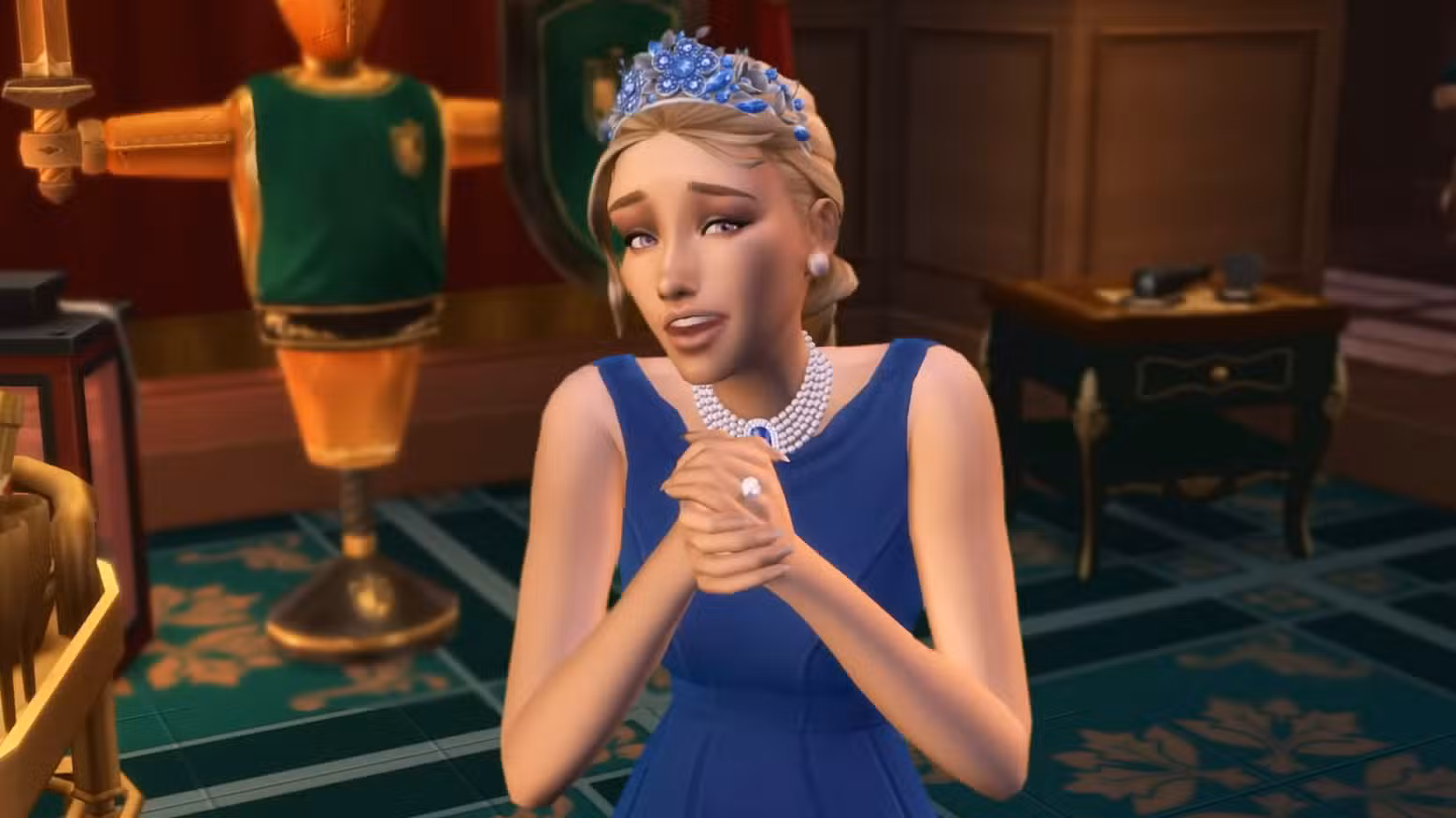 Uma Sim feminina da realeza com cabelos loiros trançados e um vestido azul bate palmas, de frente para a câmera, como visto em The Sims 4 Royalty & Legacy.