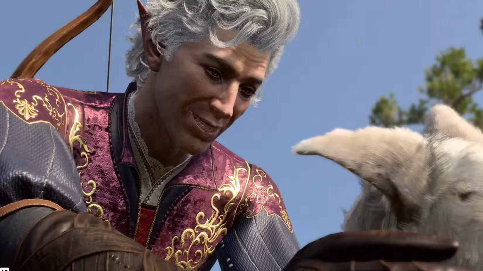 Astarion, um vampiro ladino, acaricia um cachorro branco chamado Scratch.