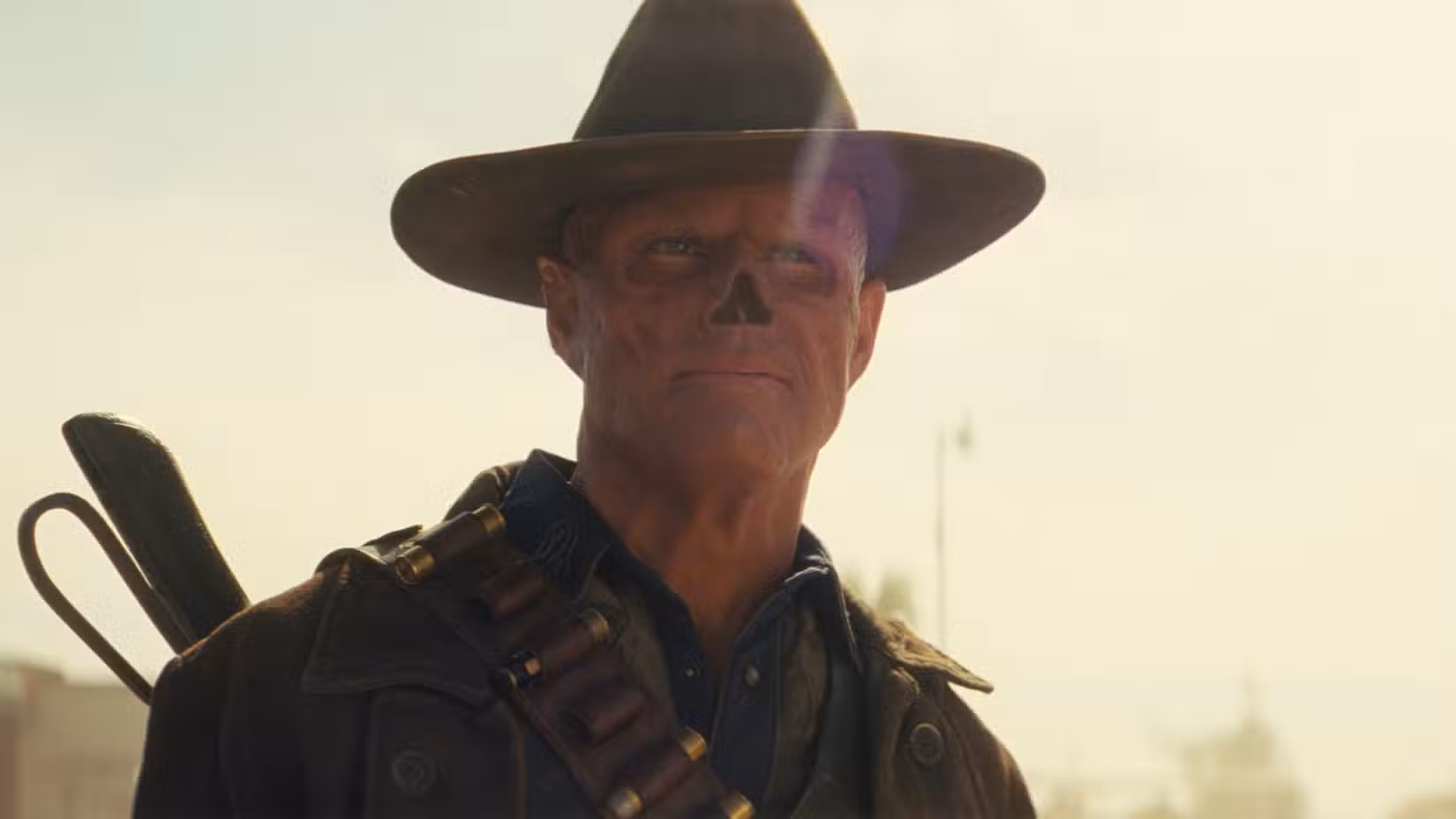 O Ghoul (Walton Goggins) viajando por Mojave Wasteland na 2ª temporada de Fallout.