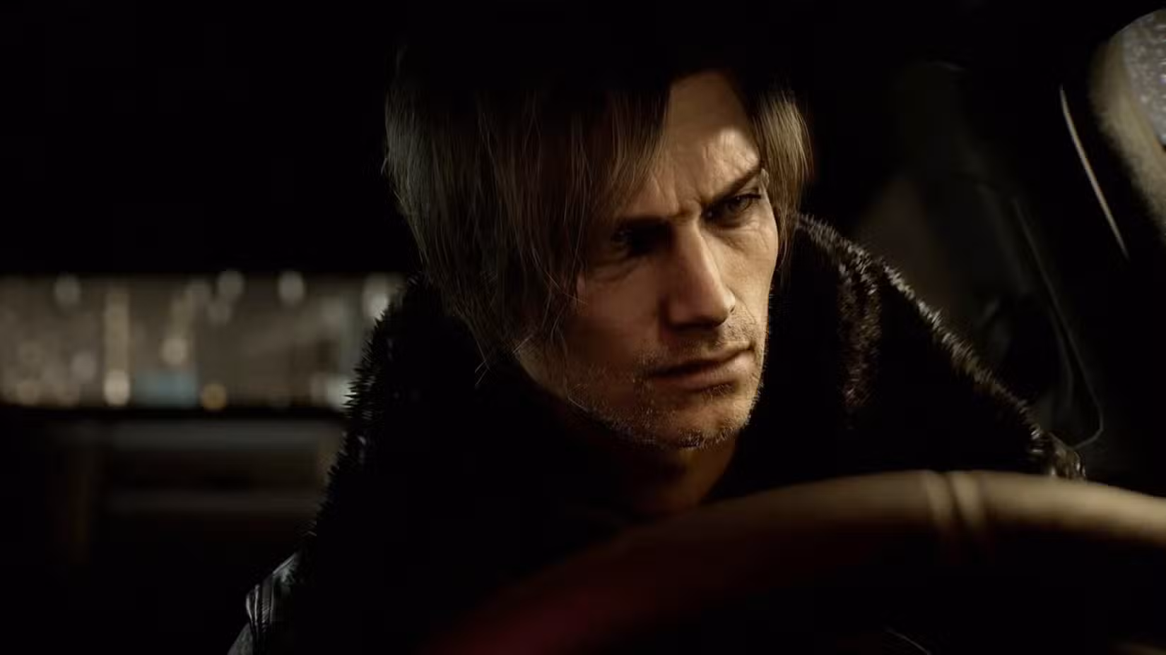 Leon está sentado ao volante de seu carro em um trailer de Resident Evil Requiem.
