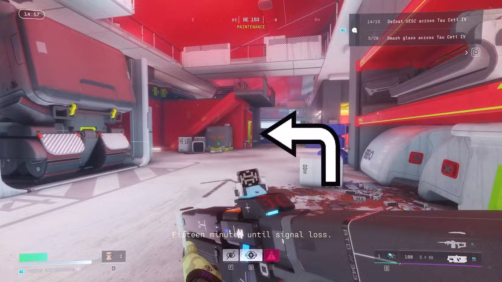 O jogador correndo em direção à porta que requer a chave da Bomba de Manutenção no Maratona com uma seta curva sobreposta para mostrar ao leitor para onde ir exatamente.